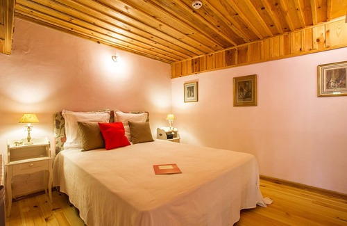 Dubnitsa Bed & Breakfast | The Tulip room, a small room in a large space!