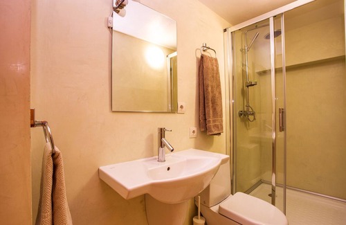 Dubnitsa Bed & Breakfast | The Tulip room, a small room in a large space!