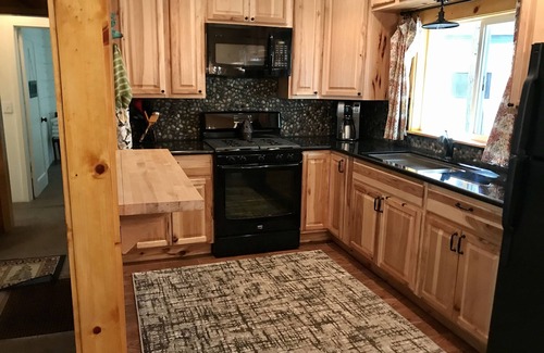 Twain Harte House | The Twain Harte cabin with Lake Membership! Close to downtown, remodeled