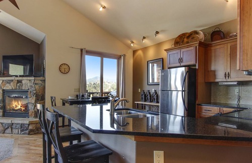 Estes Park Condo | The Twin Owls 21A - 2 Br Condo with Private Hot Tub - Lake/Mountain Views!