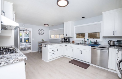 Midway House | The Ultimate Family Getaway- Game Room/Pool/Hot Tub/Human Chess!