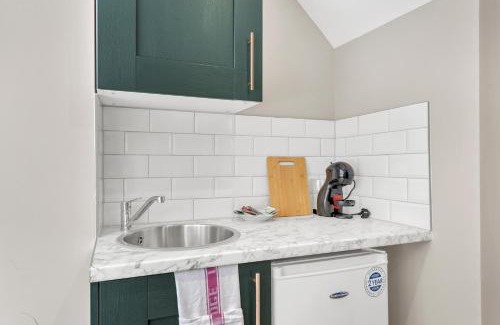 Shacklewell Apartment | The Ultimate Hangout Studio
