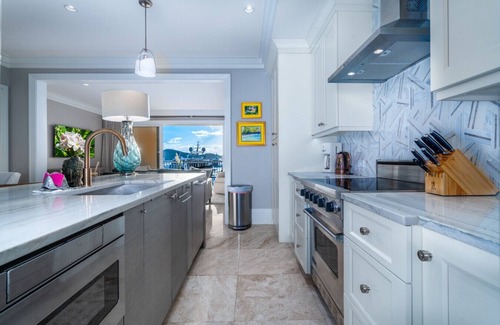 Flag Hill Condo | The Ultimate upscale 3Br condo. Walk to everything!