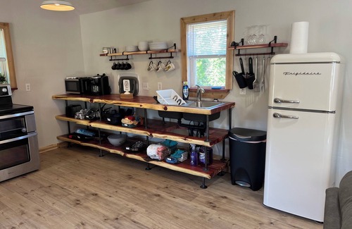 Kingston Cottage | The Unplug & Unwind Cabin - Pet Friendly