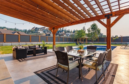 Southwest Mission House | The Upper Mission Estate with private pool & backyard