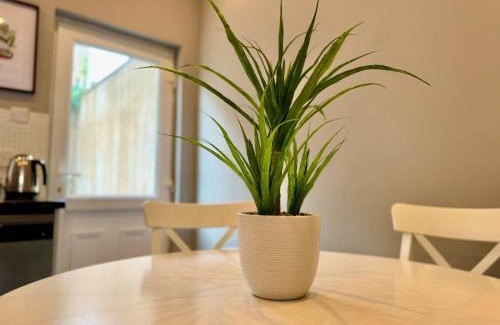 Belfast Apartment | The Urban Oasis - Great location near Pubs, Restaurants and more! Bus links on doorstep