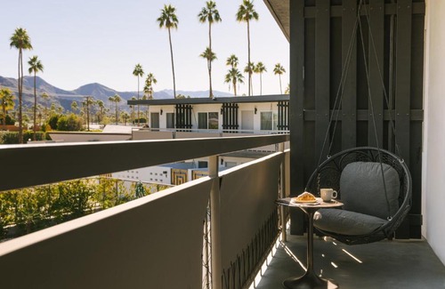 Palm Springs Hotel | The V powered by Sonder