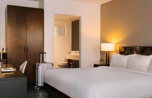 Palm Springs Hotel | The V powered by Sonder