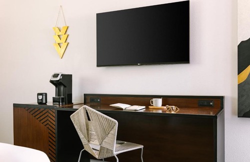 Palm Springs Hotel | The V powered by Sonder