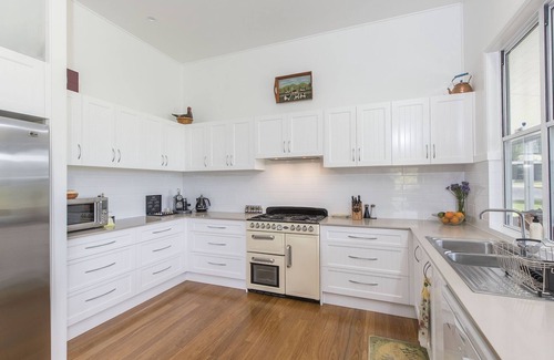 Middle Pocket House | THE VALE, Luxury Farm Homestead, Spa/Hot Tub, Fire Pit, Wood Fired Pizza Oven