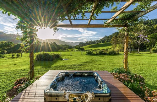 Middle Pocket House | THE VALE, Luxury Farm Homestead, Spa/Hot Tub, Fire Pit, Wood Fired Pizza Oven