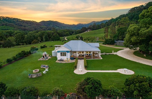 Middle Pocket House | THE VALE, Luxury Farm Homestead, Spa/Hot Tub, Fire Pit, Wood Fired Pizza Oven