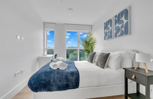 Coombe Hill Apartment | The Van Gogh Loft - By Raymond Properties