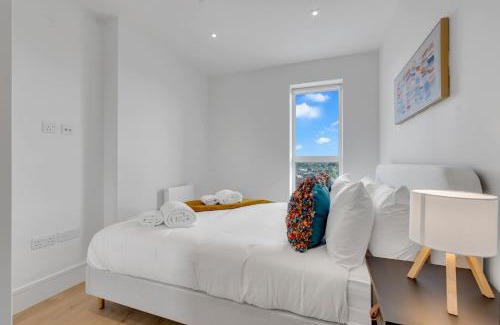 Coombe Hill Apartment | The Van Gogh Loft - By Raymond Properties