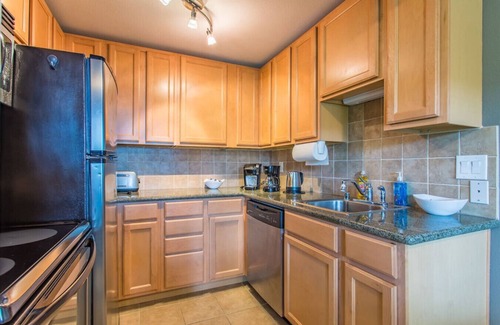 North End Condo | the Veranda, Best Area, 2 Baths, WD, Jacuzzi bath