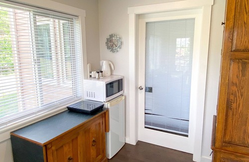 Okanagan-Similkameen Bed & Breakfast | 'The Verandah' King Suite at GaLa View B&B: Mountain & Lake Views
