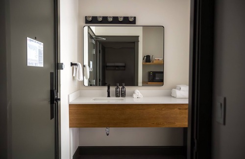 Traverse City Hotel | The Vic By Kasa