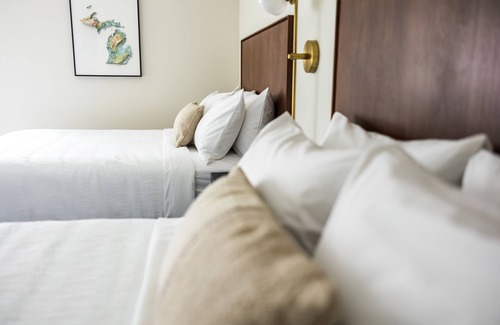 Traverse City Hotel | The Vic By Kasa