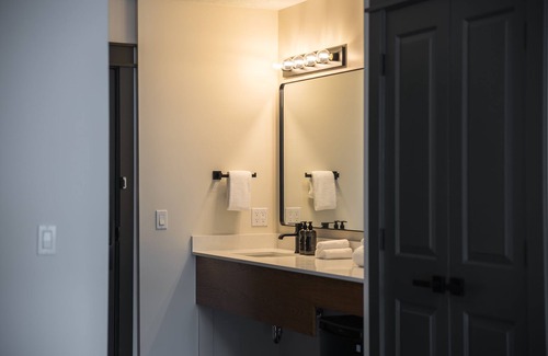 Traverse City Hotel | The Vic By Kasa
