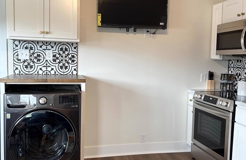 Nelson Apartment | The Victorian Queen Getaway – Walkable, Washer/Dryer, Downtown Charm