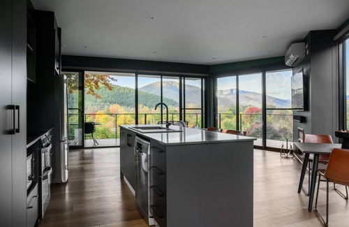 Bright Apartment | The View Bright - Apartment 2 - The View Bright has a fabulous outlook and location, being one of the few places in the Bright township with uninterrupted views of the Upper Ovens Valley and Mount Bogong.