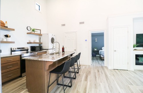 Grove Cabin | 'The View on Grand' Epic Lake Views*Modern Luxury