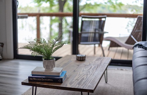 Grove Cabin | 'The View on Grand' Epic Lake Views*Modern Luxury