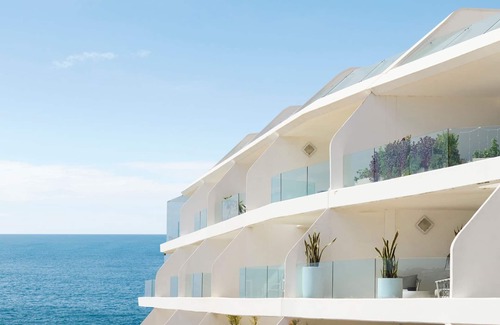 Bondi Beach Condo | The View - Perfectly situated in one of Bondi's most coveted and exclusive apartment blocks, this re
