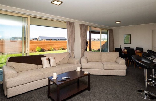 Te Anau Cottage | THE VIEWS - TE ANAU HOLIDAY HOME, family friendly in Te Anau