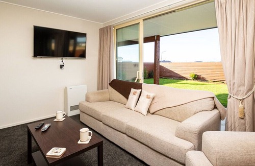 Te Anau Cottage | THE VIEWS - TE ANAU HOLIDAY HOME, family friendly in Te Anau