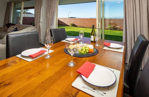 Te Anau Cottage | THE VIEWS - TE ANAU HOLIDAY HOME, family friendly in Te Anau