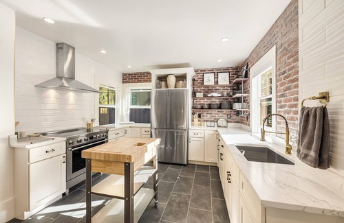 Monroe House | “The Village at Richardson creek”, 31 bed, sought after group destination homes