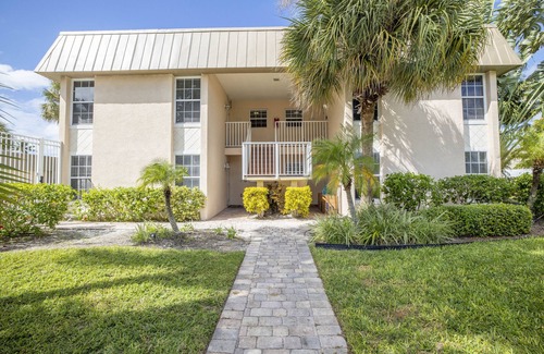 Siesta Key Village Apartment | The Village Breeze II - White-sand, Pool, Beaches, Daiquiris, Seafood!