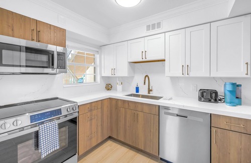Siesta Key Village Apartment | The Village Breeze 8BR with heated Pool, near Beach, 250ft to Siesta Key Village!