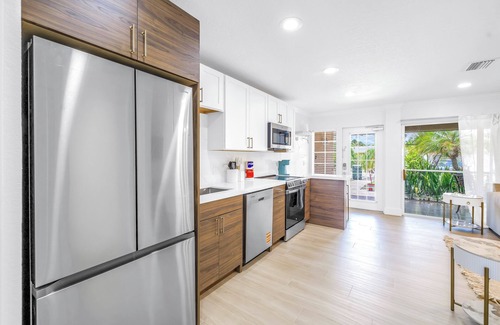 Siesta Key Village Apartment | The Village Breeze 8BR with heated Pool, near Beach, 250ft to Siesta Key Village!