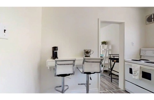 South London Apartment | The Village Glam In Wortley Village Close to Downtown London