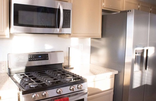 Paradise House | The Viva Vibe Las Vegas: FREE* Heated Pool, 6BD*, Skyline View, Pool Table & Foosball, 4 TV's, Grill