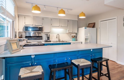 North Litchfield Beach House | The Waccaway Beach House- Beach 3 min walk, Stylish Interior, Sun-lit Deck
