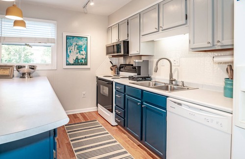 North Litchfield Beach House | The Waccaway Beach House- Beach 3 min walk, Stylish Interior, Sun-lit Deck