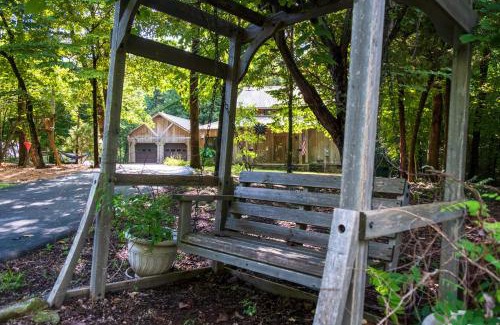 Florence House | The Wagon Wheel Cabin Hot Tub Sleeps 10 Spacious