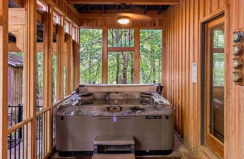 Florence House | The Wagon Wheel Cabin Hot Tub Sleeps 10 Spacious