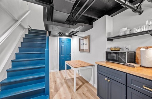 Shadyside Apartment | The Walnut Suites - The Incline Suite