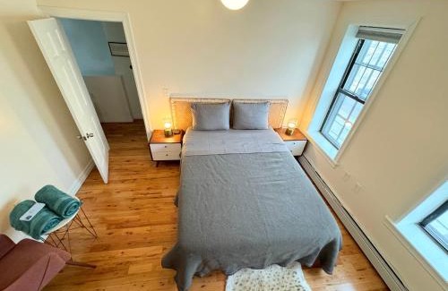 Queens House | The Waltham Private Room & bathroom John F Kennedy JFK LGA Airport Manhattan Penn Station bullet-train 15 min
