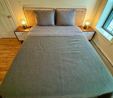 Queens House | The Waltham Private Room & bathroom John F Kennedy JFK LGA Airport Manhattan Penn Station bullet-train 15 min