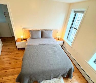 Queens House | The Waltham Private Room & bathroom John F Kennedy JFK LGA Airport Manhattan Penn Station bullet-train 15 min