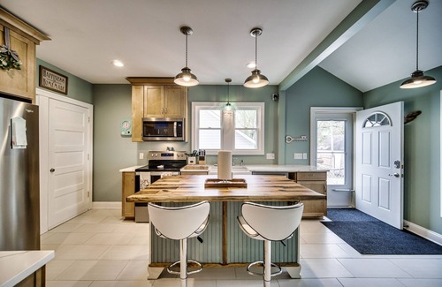 Huron House | The Wanderlust Retreat - 3BR Luxurious Renovated Lake Getaway