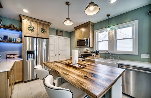 Huron House | The Wanderlust Retreat - 3BR Luxurious Renovated Lake Getaway