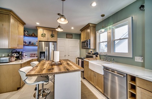 Huron House | The Wanderlust Retreat - 3BR Luxurious Renovated Lake Getaway