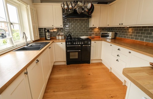 Bembridge Cottage | THE WASH HOUSE, family friendly, with open fire in Bembridge