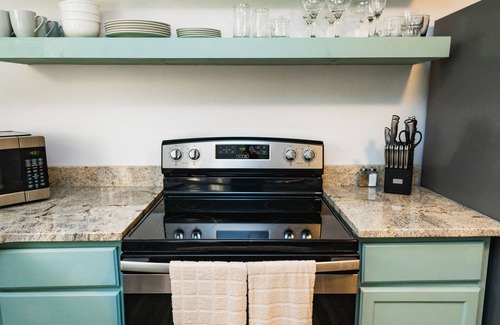Hattiesburg House | The WATER PARK & ZOO are less than a block away! A